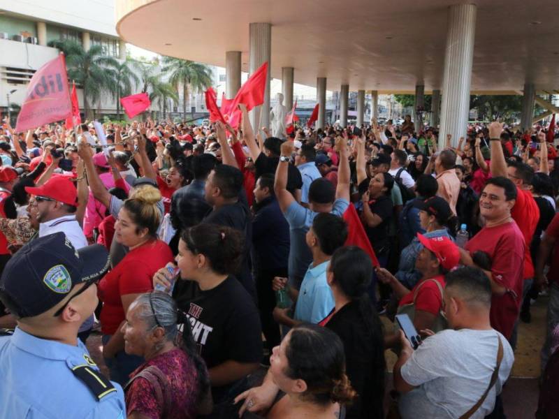 A los bajos del Congreso Nacional llegaron colectivos de Libre y algunos simpatizantes del Partido Liberal.