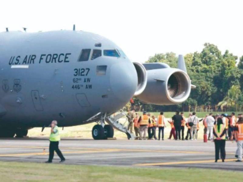 Migrantes hondureños retornaron al país en un avión militar de Estados Unidos.