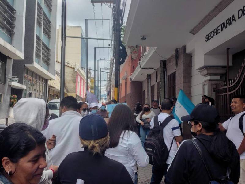Los trabajadores se apostaron en el lugar portando banderas de Honduras y carteles con mensajes dirigidos a las autoridades, en los que reclaman el cumplimiento de sus derechos laborales.
