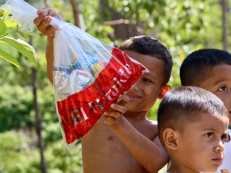 Aunque la principal ayuda estaba enfocada en víveres y prendas de vestir para estas familias afectadas por la sequía en el Corredor Seco de Honduras, hoy, con el apoyo nuestros lectores de EL HERALDO, se entregaron varias bolsas llenas de dulces que alegraron el corazón de estos pequeños en el Día del Niño Hondureño.