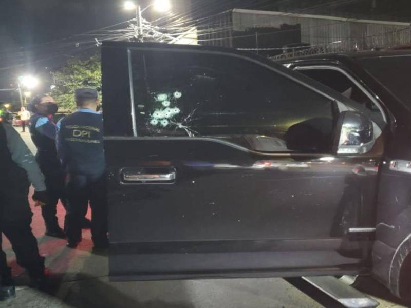 En el vidrio del vehículo de la víctima se visualizan varios impactos de bala.