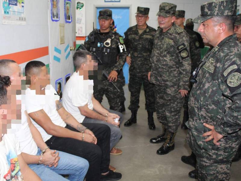 El comisionado presidente de la Comisión Interventora del INP, general de brigada José Miguel Mejía Medina, está cambiando a los directores a nivel nacional.