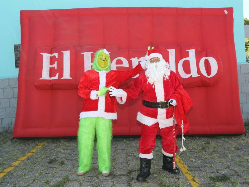Los emblemáticos Santa Claus y El Grinch llenaron a los niños de risas y diversión.