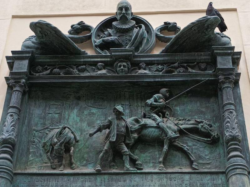 Relieve que decora la fachada de la Sociedad Cervantina, en pleno barrio de Las Letras de Madrid, España.