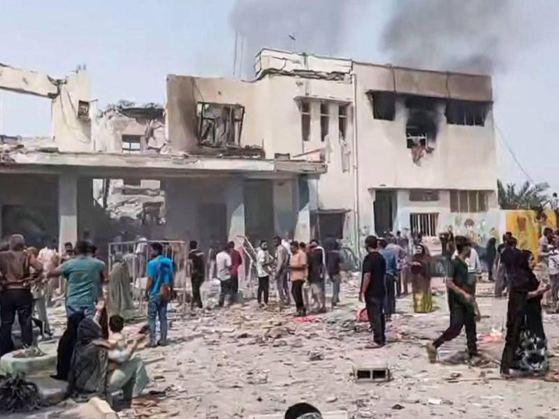 Las labores de socorro y la retirada de escombros por parte de los trabajadores humanitarios continúan en el centro educativo.