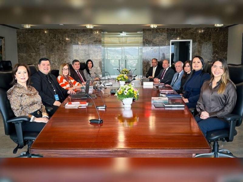 Sarahí Cerna participó en la última reunión del directorio del BCH, presidida por Rebeca Santos, así como en otros eventos.