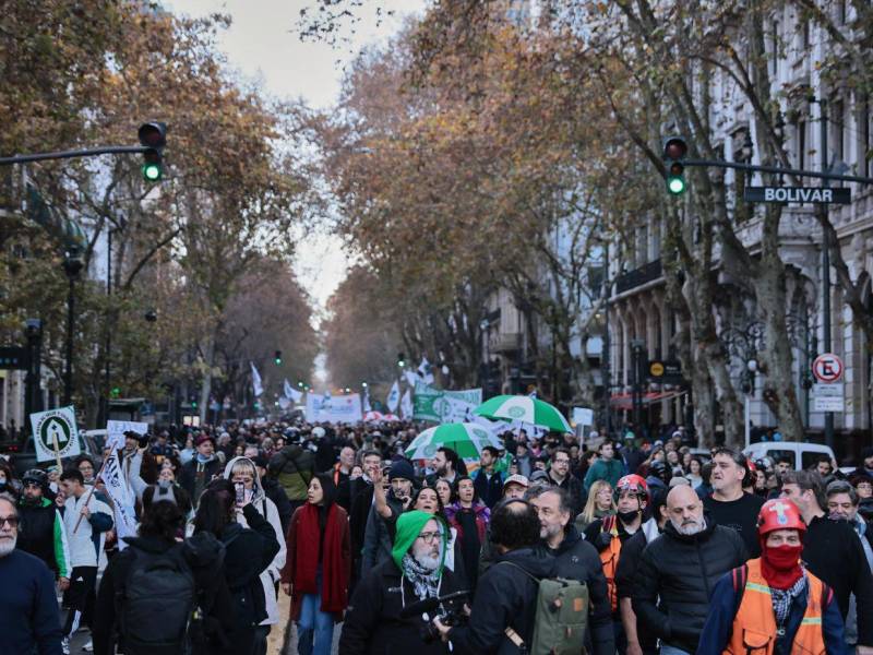 Miles marchan este miércoles para expresar su malestar por la condena de Cristina Fernández, durante la protesta que cada semana realizan los jubilados en reclamo de una mejora de sus condiciones, a la que también se adhirieron docentes y médicos.