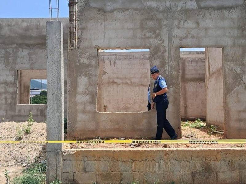 Agentes de la Policía Nacional llegaron hasta el lugar y acordonaron la escena.