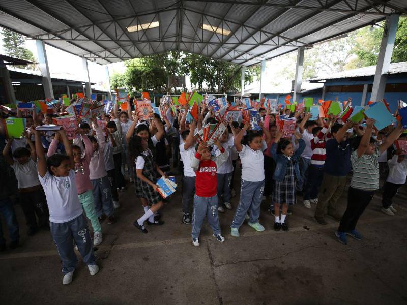 Más de 300 estudiantes de la Escuela Roberto Sosa recibieron con entusiasmo cuadernos de la Maratón del Saber, impulsada por EL HERALDO y su principal aliado Cuadernos Quick.
