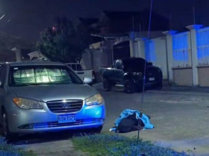 El cuerpo del hombre quedó tirado a la orilla de la calle.
