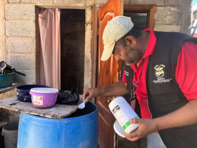 Las autoridades hicieron un llamado a la población para eliminar recipientes con agua acumulada en patios y solares, ya que estos se convierten en los principales criaderos del mosquito transmisor del dengue.