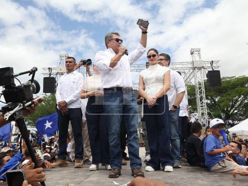 El exmandatario compartió su discurso junto a su familia, el abogado Renato Stabile y el cuerpo de seguridad que lo resguarda.
