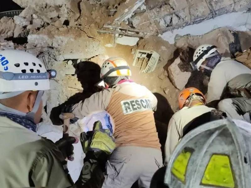 Momento en que el cuerpo de Karen Girón era rescatado de entre los escombros, entre hierros retorcidos, columnas quebradas y metros de tierra y rocas.