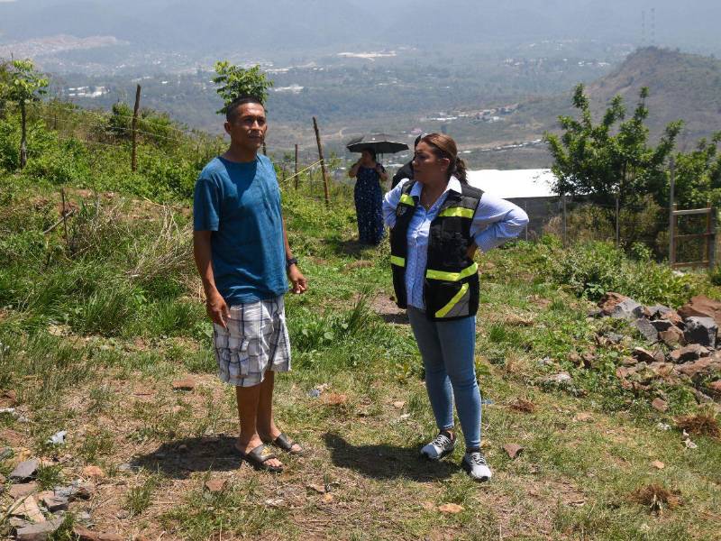 Tras denuncia de vecinos a EL HERALDO, la vicealcaldesa Saraí Rivera llegó a Monte de Los Olivos para atender las necesidades del sector.