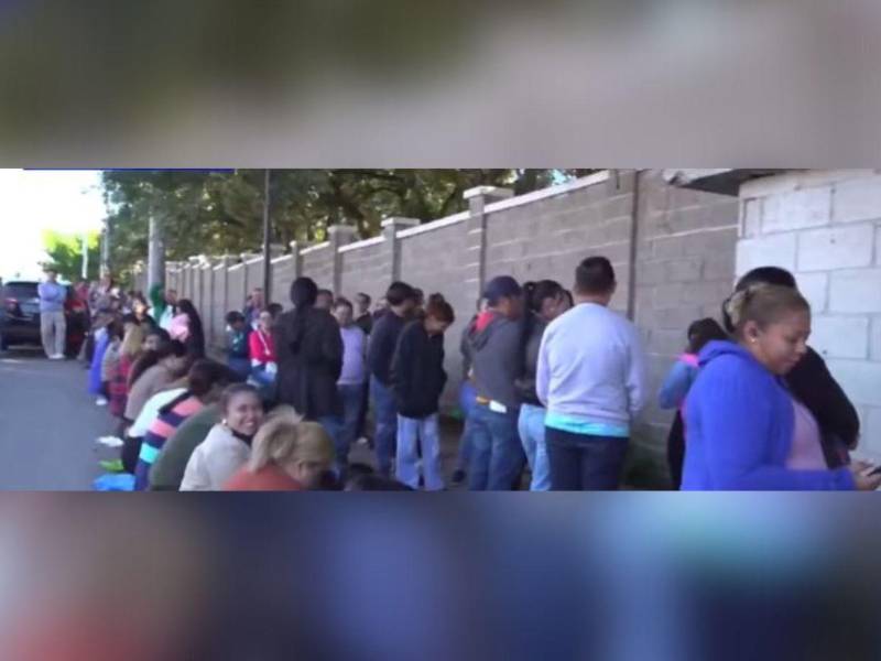 Largas filas hay afuera del Infop.