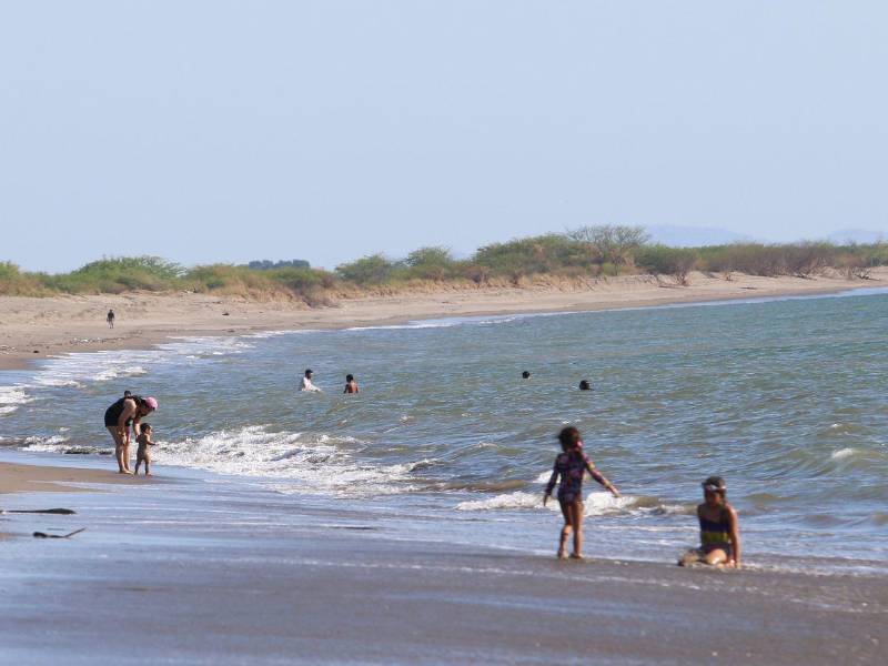 Son extensas playas, desde Amapala, Valle a Cedeño, Marcovia, Choluteca. Los veraneantes disfrutan del amar y la arena volcánica.