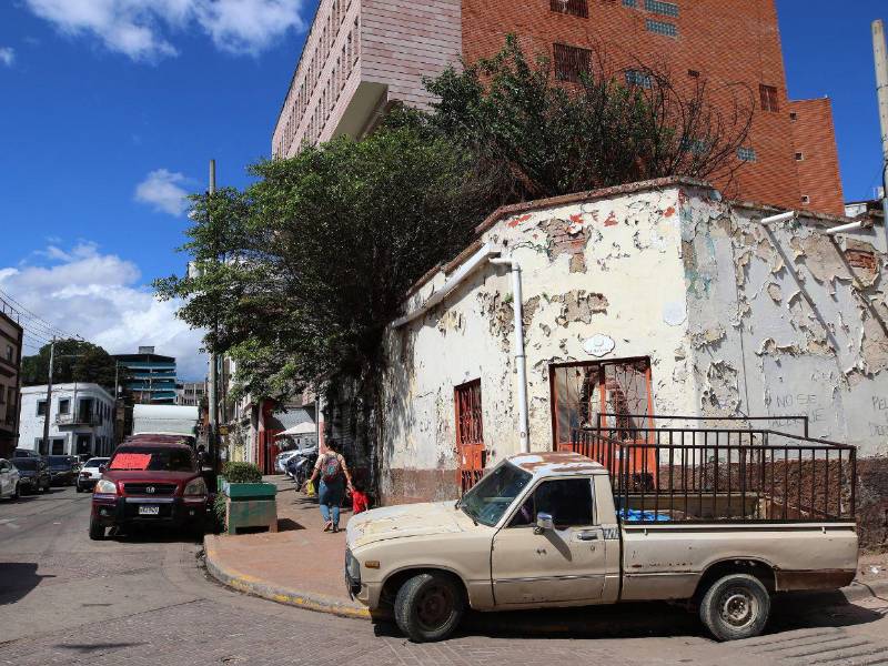 La salida de oficinas gubernamentales en los años 80 dejó al centro histórico en abandono, con casas deterioradas y problemas de seguridad.