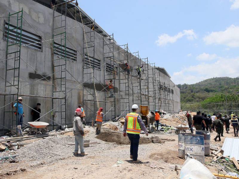 La paredes fueron edificadas completamente de concreto fundido, no llevan bloque.