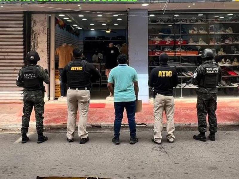 Personal de la ATIC, la (FE-CDTC) y la PMOP llegaron a dos diferentes locales comerciales para investigar si el fármaco se comercializa bajo las regulaciones sanitarias y tributarias nacionales.