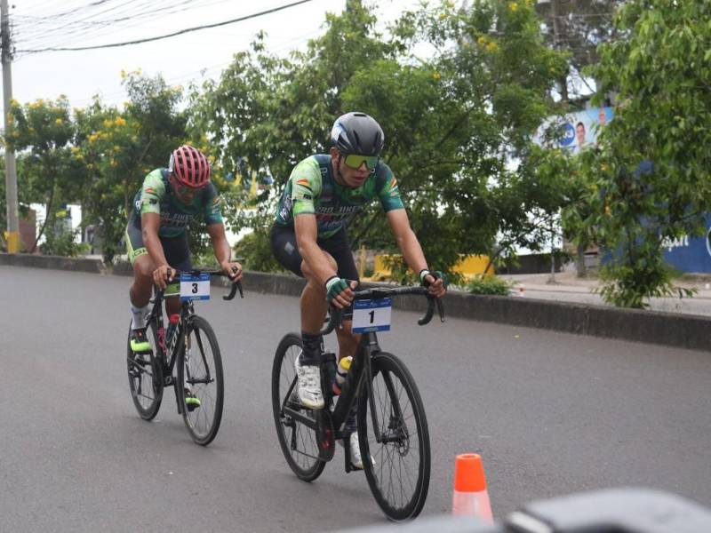 Héctor Menéndez inició su recorrido junto a su equipo con todo el entusiasmo y el deseo de ganar la competencia, logro que se materializaría con su brillante participación en la Vuelta EL HERALDO 2025.