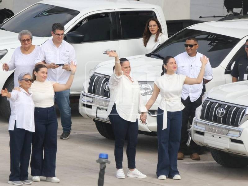 Familiares del expresidente Juan Orlando Hernández esperaron su llegada en la terminal aérea de Palmerola, donde permanecieron reunidos y vestidos de blanco. Aquí las imágenes previo al arribo del exgobernante que regresa a Honduras tras recibir un indulto de Donald Trump tras haber enfrentado una condena a cadena perpetua por narcotráfico.