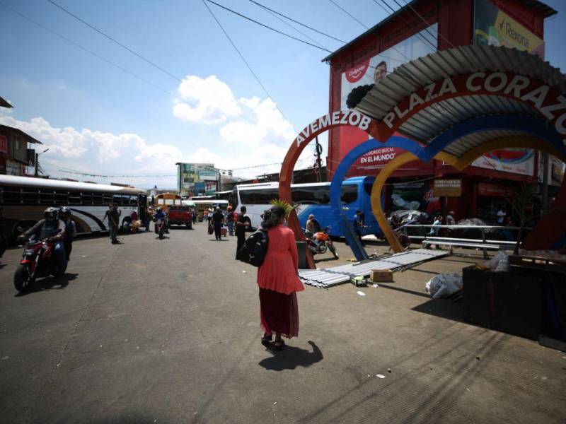Locatarios del Zonal Belén reabrieron el mercado tras diálogo con la Alcaldía, que se comprometió a reconstruir la Plaza Corazón.