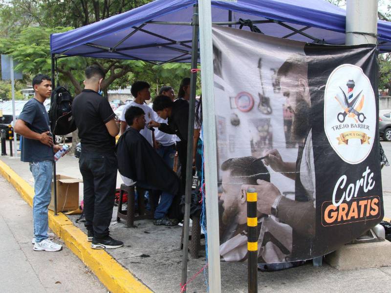 Tras más de un año a la intemperie, el barbero solidario José Trejo ahora atiende dentro del Hospital Escuela, llevando dignidad a quienes más lo necesitan.