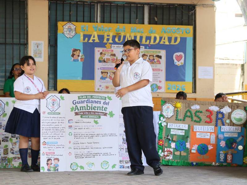 Una semilla que germinó: la Escuela Suazo Córdova lanza Guardianes del Ambiente para reciclar. En la imagen aparece Elian Alemán, presidente del gobierno escolar.
