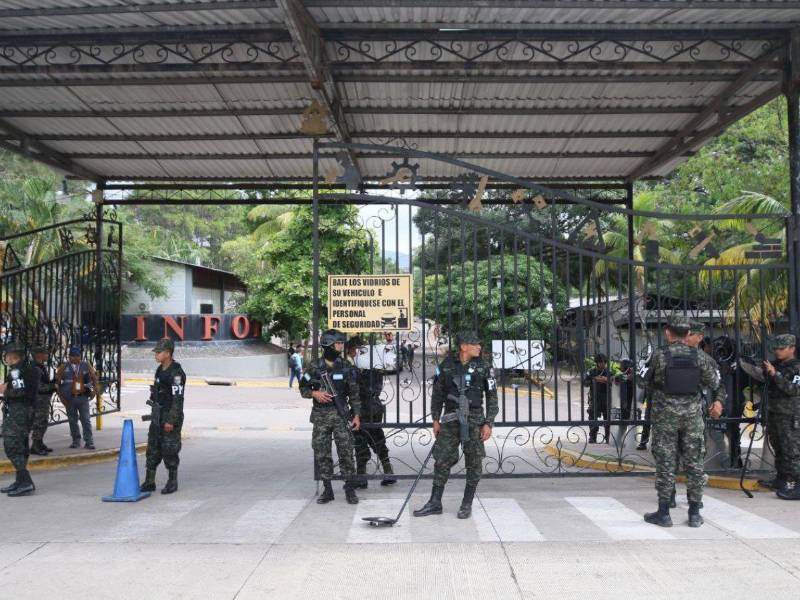 Decenas de elementos de la Policía Militar (PM) custodian las instalaciones del Instituto Nacional de Formación Profesional (Infop), donde se realizará el escrutinio especial.