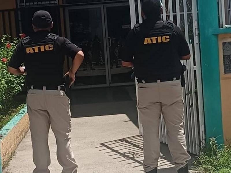 Los agentes fiscales llegaron hasta las instalaciones de la alcaldía de Jutiapa, Atlántida, para iniciar con el proceso investigativo tras la denuncia.