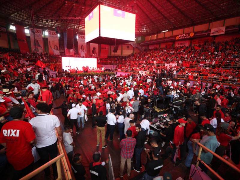 La Asamblea Extraordinaria se desarrolla en el Nacional de Ingenieros Coliseum, donde están presentes decenas de militantes de Libre.