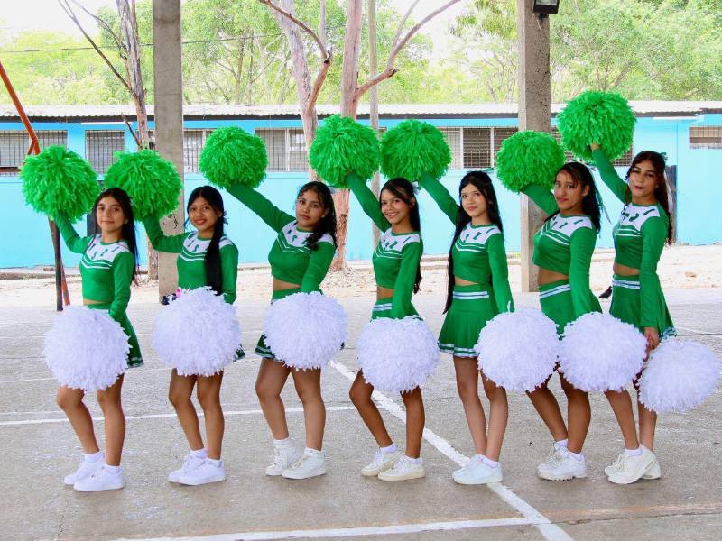 García está a cargo del grupo de pomponeras y destacó el entusiasmo con el que las estudiantes han asumido la preparación.