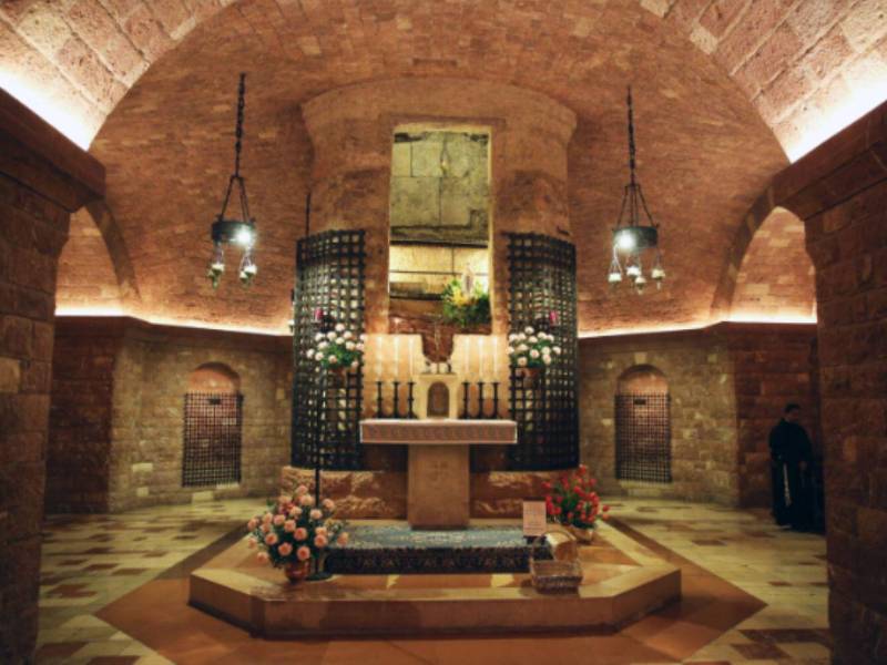 El cuerpo de San Francisco de Asís se encuentra en la cripta de la Basílica de San Francisco en Asís, Italia, debajo del altar de la iglesia inferior de la basílica.