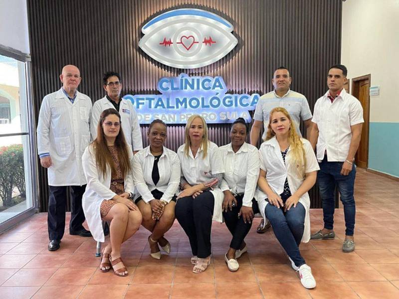 Personal médico listo para atender a los hondureños en la nueva clínica oftalmológica.