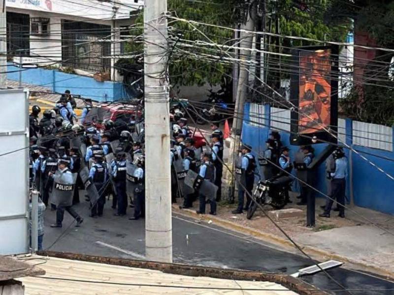 El grupo de campesinos se presentó frente a las instalaciones del INA para exigir la destitución de su director, Javier Talavera, así como a expresar sus reclamos en defensa y respeto de sus tierras.
