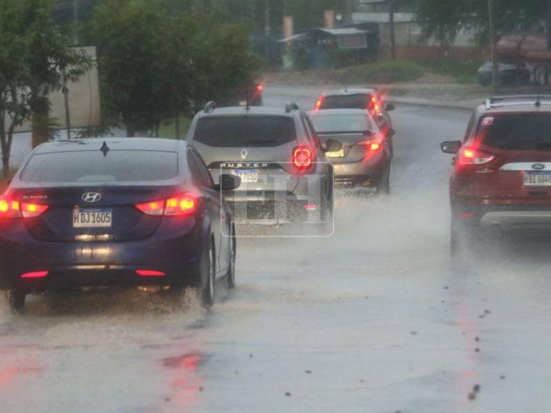Una vaguada en superficie, combinada con la convergencia de viento y humedad del mar Caribe y el océano Pacífico, generará lluvias y chubascos en distintas regiones del país este jueves 2de abril, según el pronóstico de la Comisión Permanente de Contingencias (Copeco).