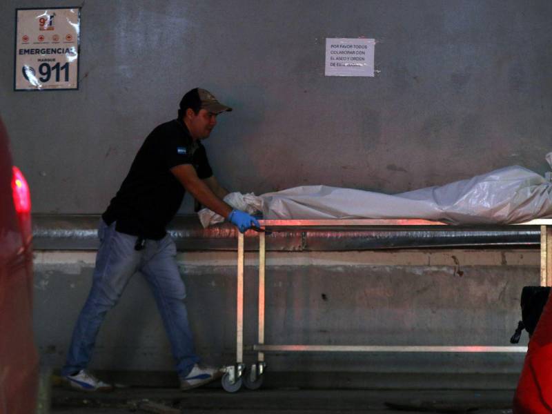 Los cuerpos de los hombres que fueron tiroteados en diferentes sectores de El Paraíso, fueron ingresados a la morgue de Medicina Forense donde se les practicó la autopsia y entregados a los familiares.