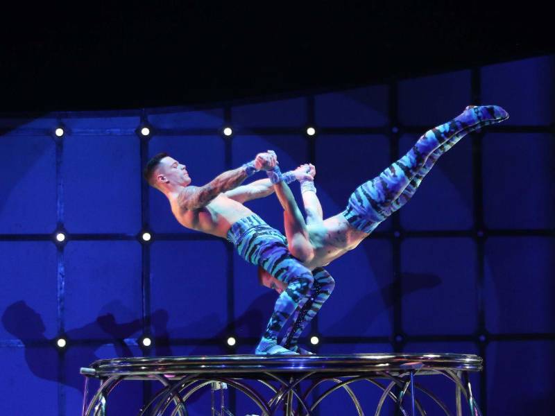 En un acto de fuerza, concentración y equilibrio, dos gimnastas brasileños despiertan el clamor del público.