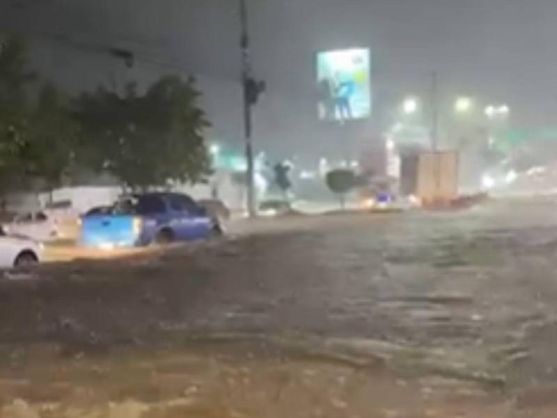 En zonas vulnerables ya se reportan inundaciones, calles anegadas y dificultades para la circulación de vehículos.