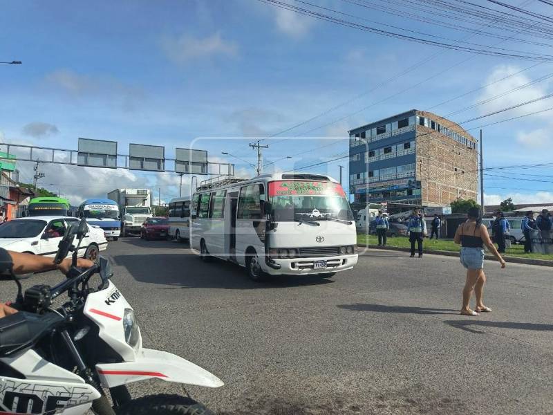 Una toma de transportistas provocó caos vehicular en el anillo periférico de Tegucigalpa, a la altura de la colonia Arturo Quezada, cuando manifestantes exigieron reparar 2.7 kilómetros de calle que conduce a las colonias Jerusalén, Australia, Santa Clara y Cuatro Aldeas, debido al deterioro de sus unidades y la falta de respuesta a sus solicitudes. Aquí las imágenes del caos en el tráfico.