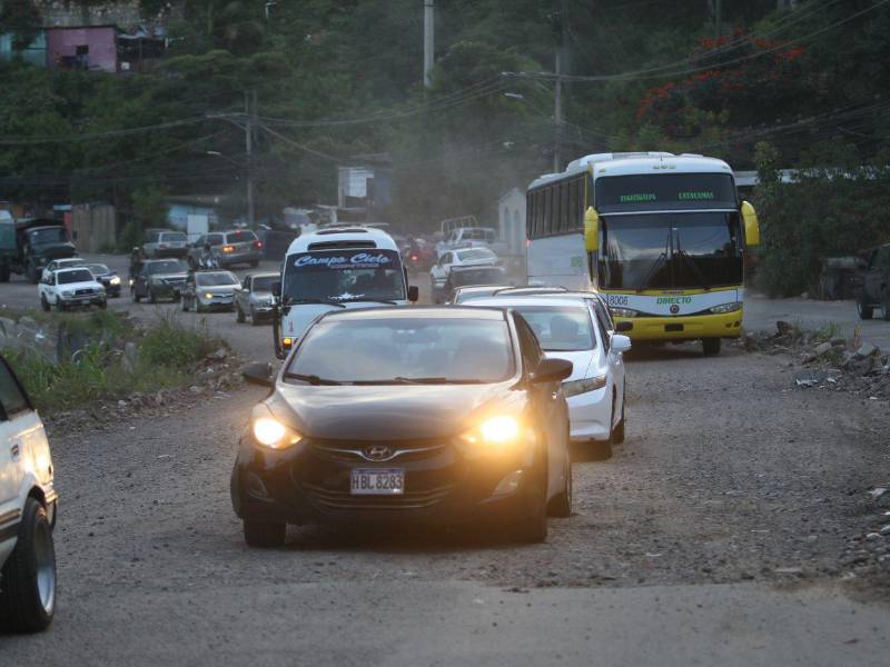 Los usuarios que transitan por la salida a Olancho afirman que el tráfico y el peligro es permanente.