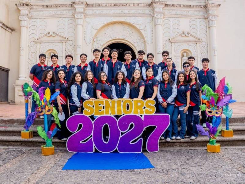 Los seniors de la Escuela Bilingüe Honduras posan para la fotografía del recuerdo en el Parque Central de Comayagua, previo al inicio de la caravana.
