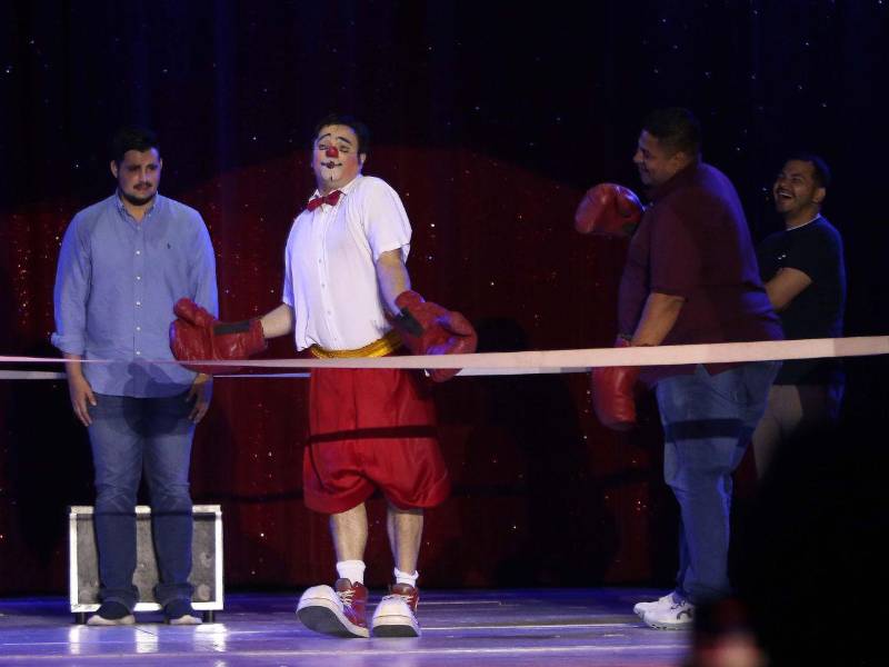 Un ring de boxeo nunca antes fue tan divertido. Las risas se convierten en los mejores ganchos.