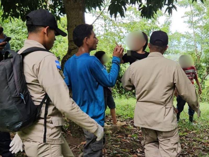 Luego de haber desaparecido por unas 24 horas, el pequeño Johan Mateo Escobar Natarén, de apenas 2 añitos, fue encontrado con vida en una zona montañosa de El Progreso, Yoro, el reciente miércoles 1 de julio, con el apoyo del Cuerpo de Bomberos, agentes de la Policía Nacional, vecinos y familiares. ¿El menor apareció a la misma hora que profetizó un pastor de la localidad? Esto se sabe.
