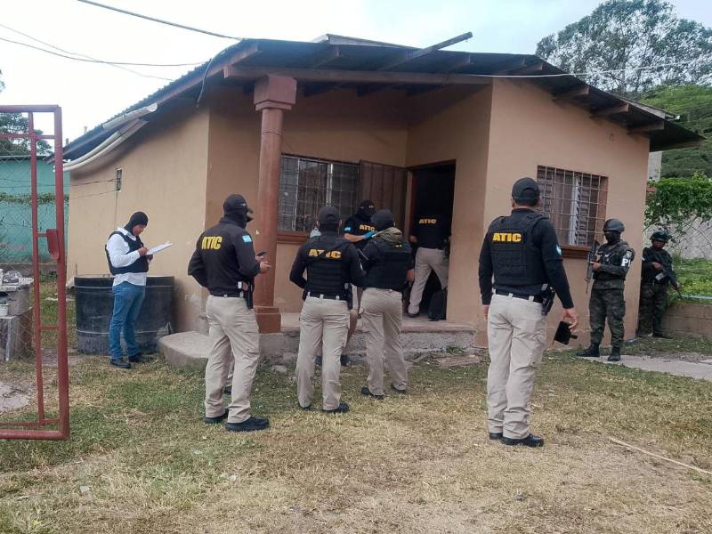 Equipos de la Agencia Técnica de Investigación Criminal (ATIC) con acompañamiento de efectivos de la Policía Militar del Orden Público (PMOP), ejecutan los allanamientos de la colonia Villeda Morales.