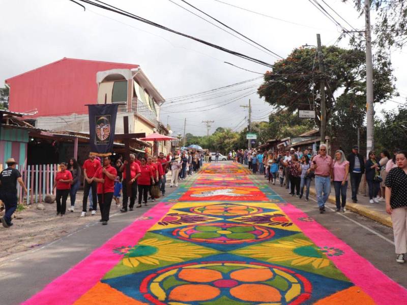Con flores y colores vibrantes, las alfombras alusivas a la Semana Santa atraen a miles turistas a Santa Lucía, ubicado al noreste de la capital de Honduras.