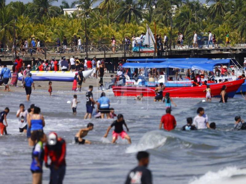 Cientos de visitantes que aprovechan los últimos días de descanso para disfrutar del sol y el mar en Tela. Aquí las imágenes.