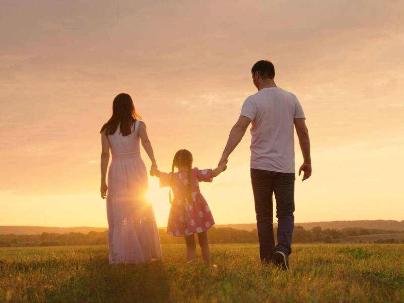 Ante la creencia de que la figura masculina es sinónimo de protección, mientras que la femenina es vista como un refugio de cariño, la psicóloga explica: “Padre y madre deberían garantizar un soporte efectivo en la seguridad, salud, bienestar social y emocional de sus hijos; niñas y niños, sin importar el género”.