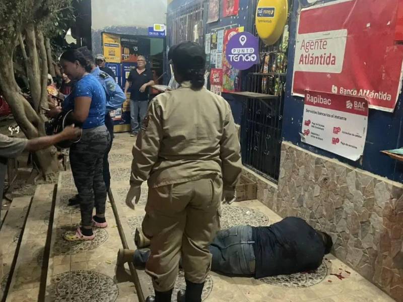 El cuerpo de la víctima quedó tendido frente a la pulpería.