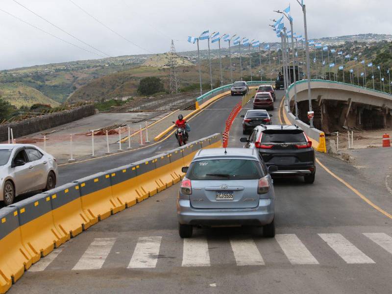 La circulación en el anillo periférico mejoró tras habilitar un carril en doble vía en el puente Papá Francisco, medida tomada para agilizar el tráfico desde el 21 de noviembre.
